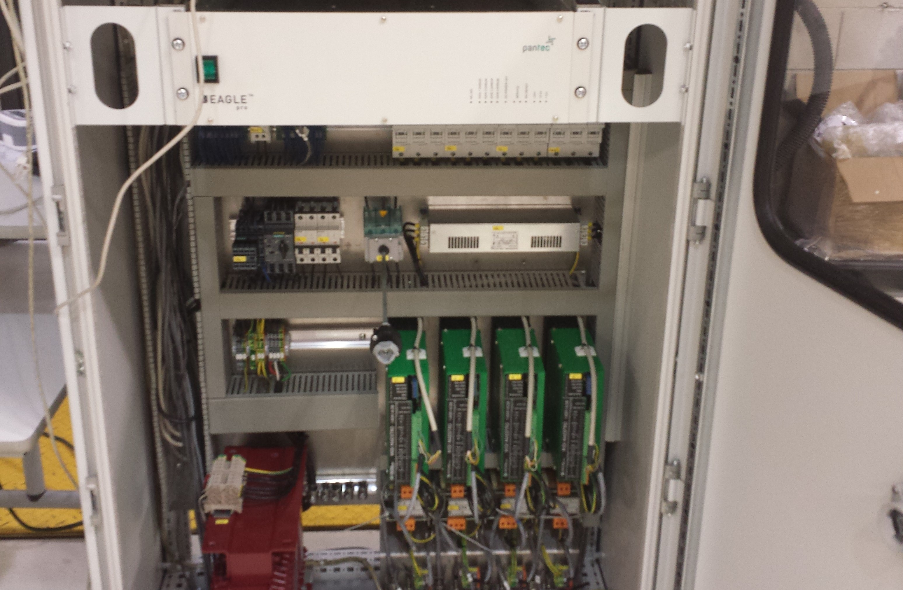 Actualizaci&oacute;n de equipos - Integraci&oacute;n de tecnolog&iacute;a, nuevos controladores y software.